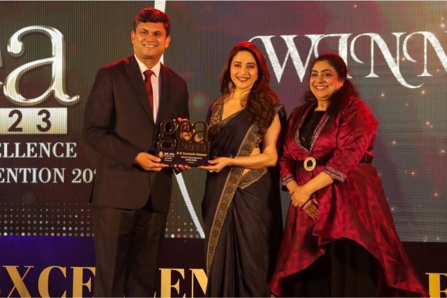 R B Santosh Kumar awarded as the Finest Contemporary Artist in India, Honored by Bollywood Icon Madhuri Dixit