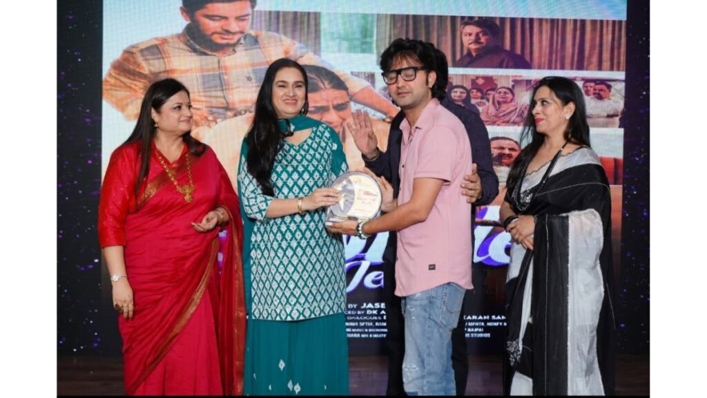 Producer-Paras-Mehta-Honored-by-Legendary-Actress-Padmini-Kolhapure-at-Chandigarh-Event