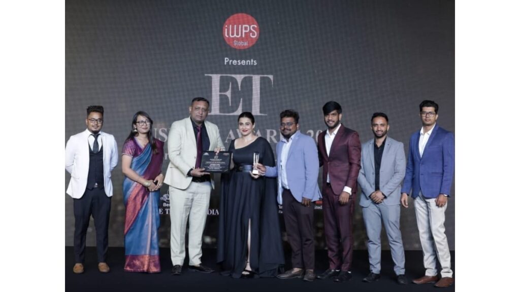 100-Yards-awarded-as-Real-Estate-Consultancy-of-the-Year-by-Economic-Times-NW